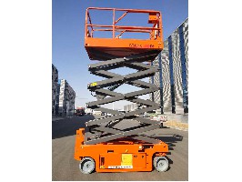 Self propelled scissor lifting platform